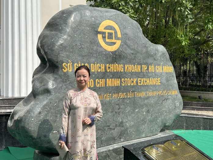Tỉ phú Nguyễn Thị Phương Thảo xuất hiện tại lễ đánh cồng khai xuân chứng khoán - Ảnh 2
