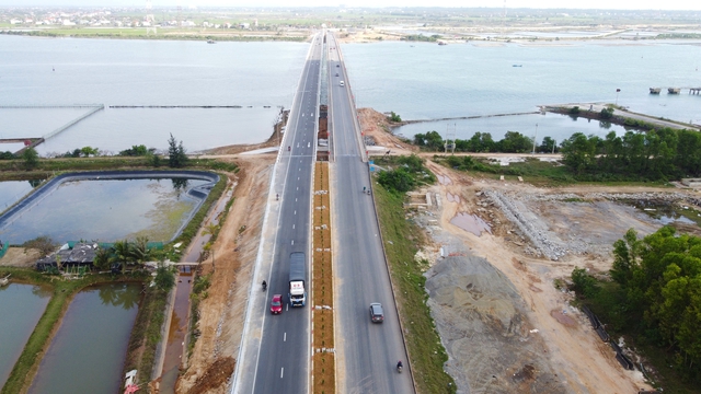 Hình ảnh khác lạ ở cầu Gianh cận Tết Bính Ngọ - Ảnh 2