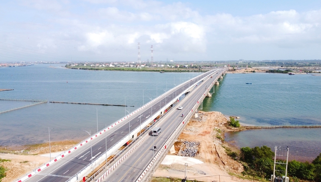 Hình ảnh khác lạ ở cầu Gianh cận Tết Bính Ngọ - Ảnh 3