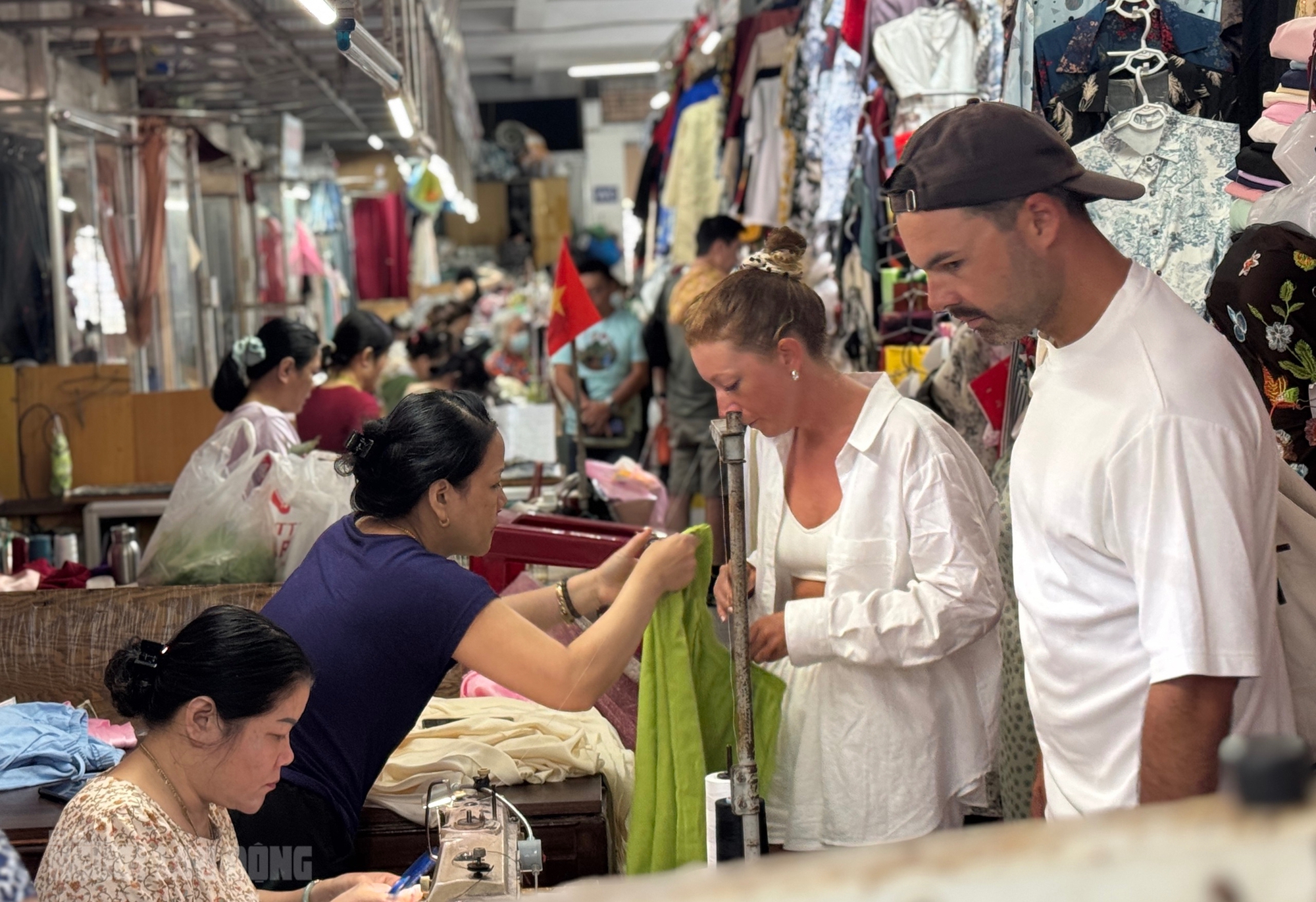 Điều đặc biệt ở ngôi chợ độc đáo nhất Việt Nam - Ảnh 1