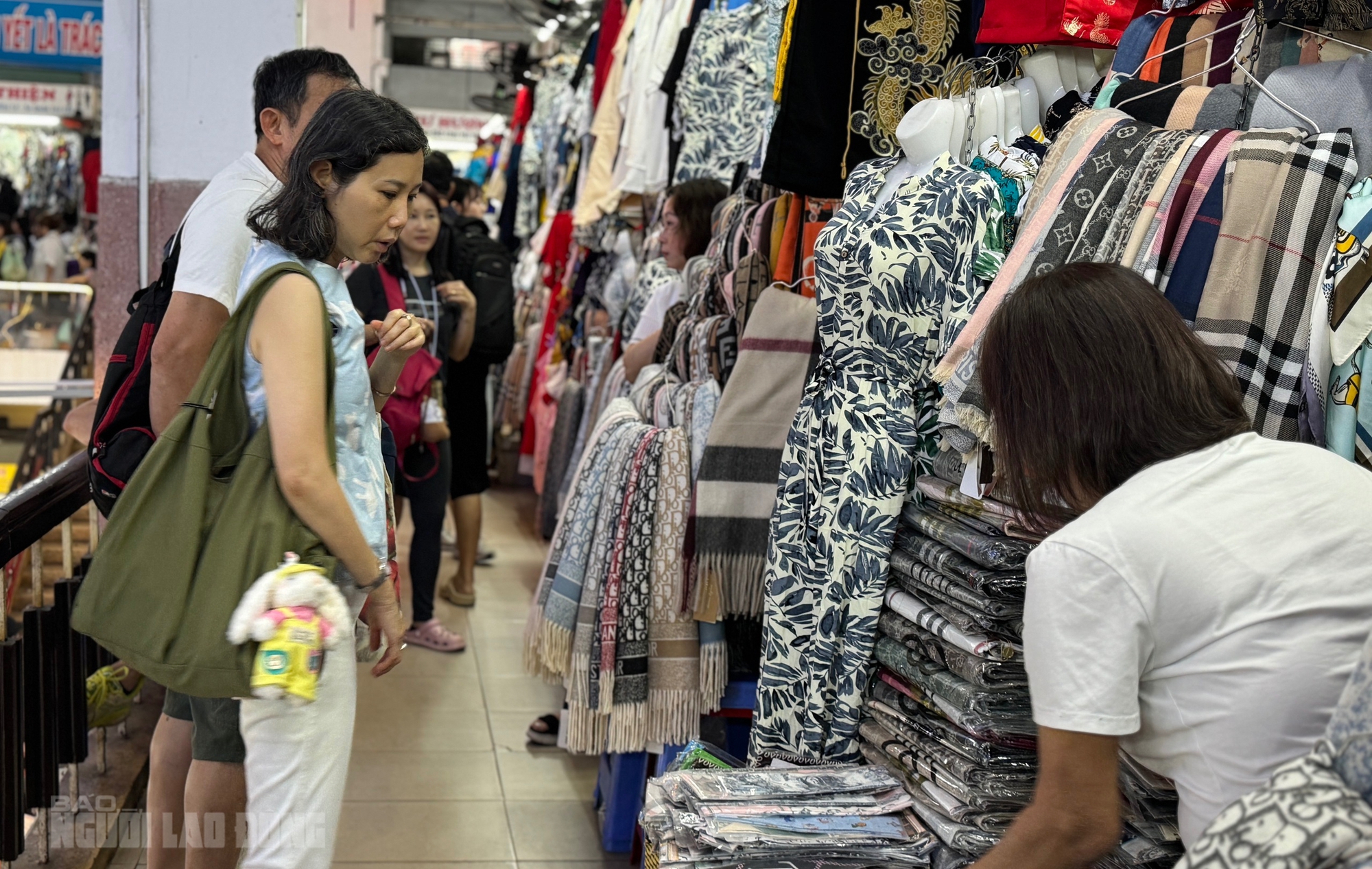 Điều đặc biệt ở ngôi chợ độc đáo nhất Việt Nam - Ảnh 4