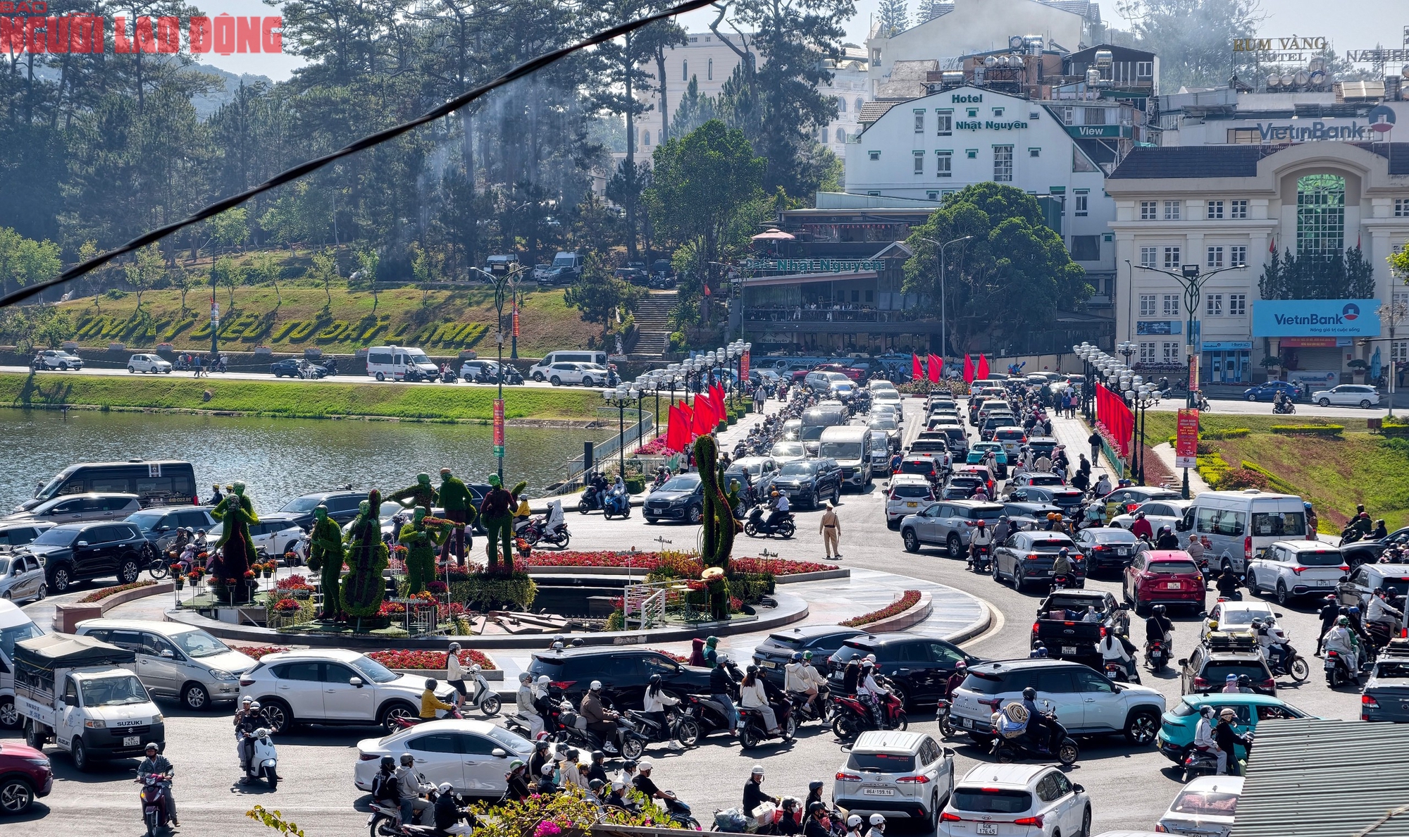 Mùng 6 Tết, Đà Lạt vẫn rộn ràng khách du xuân - Ảnh 1