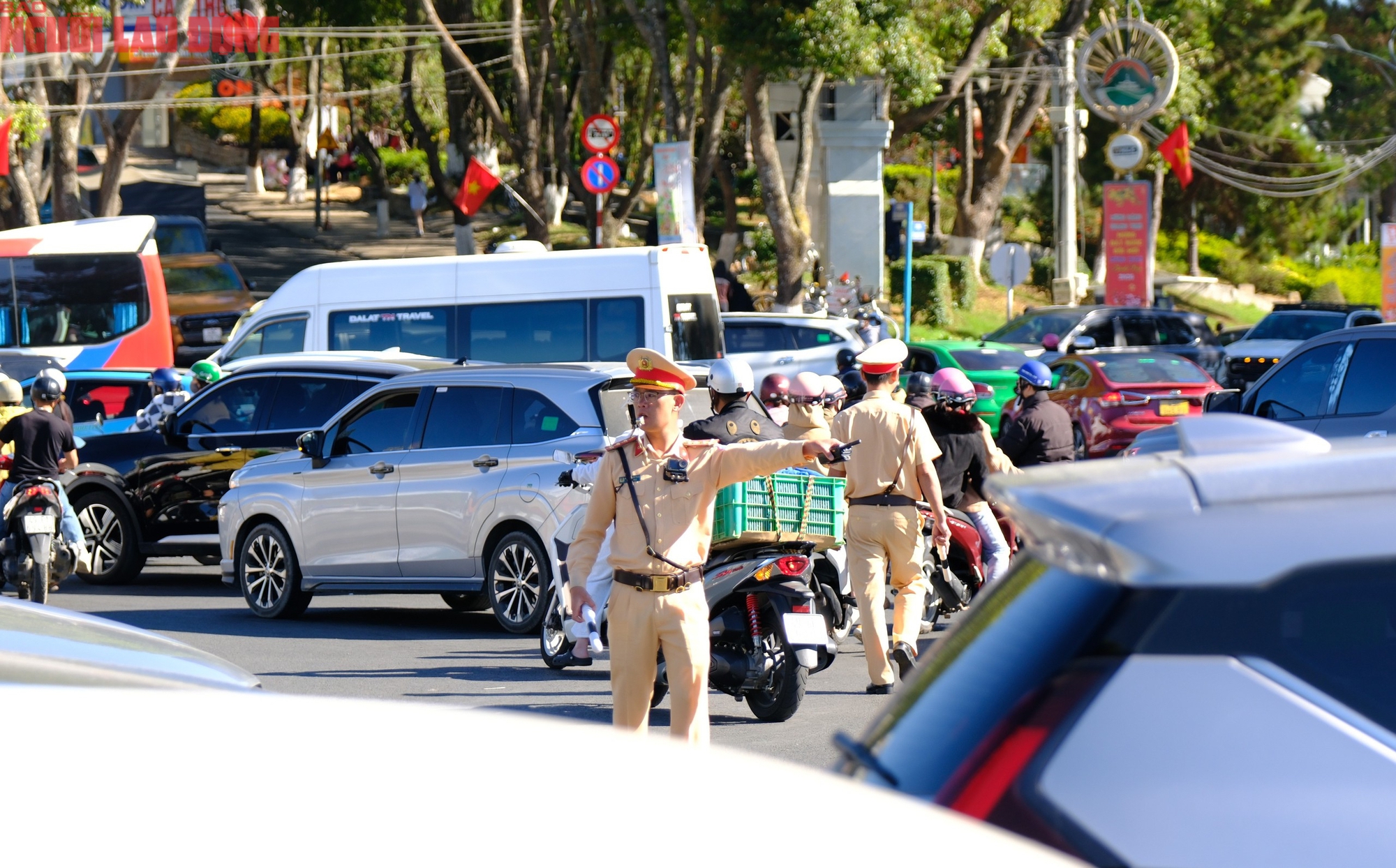 Mùng 6 Tết, Đà Lạt vẫn rộn ràng khách du xuân - Ảnh 2