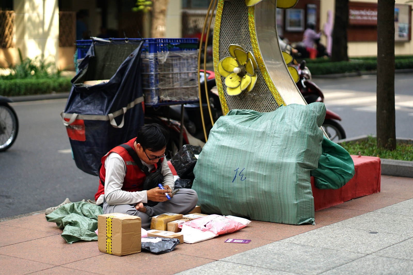 Chỉ ăn 1 bữa, giao 200 - 300 đơn/ngày: Shipper “chạy đua” từng phút trước giờ chốt sổ cuối năm - Ảnh 3