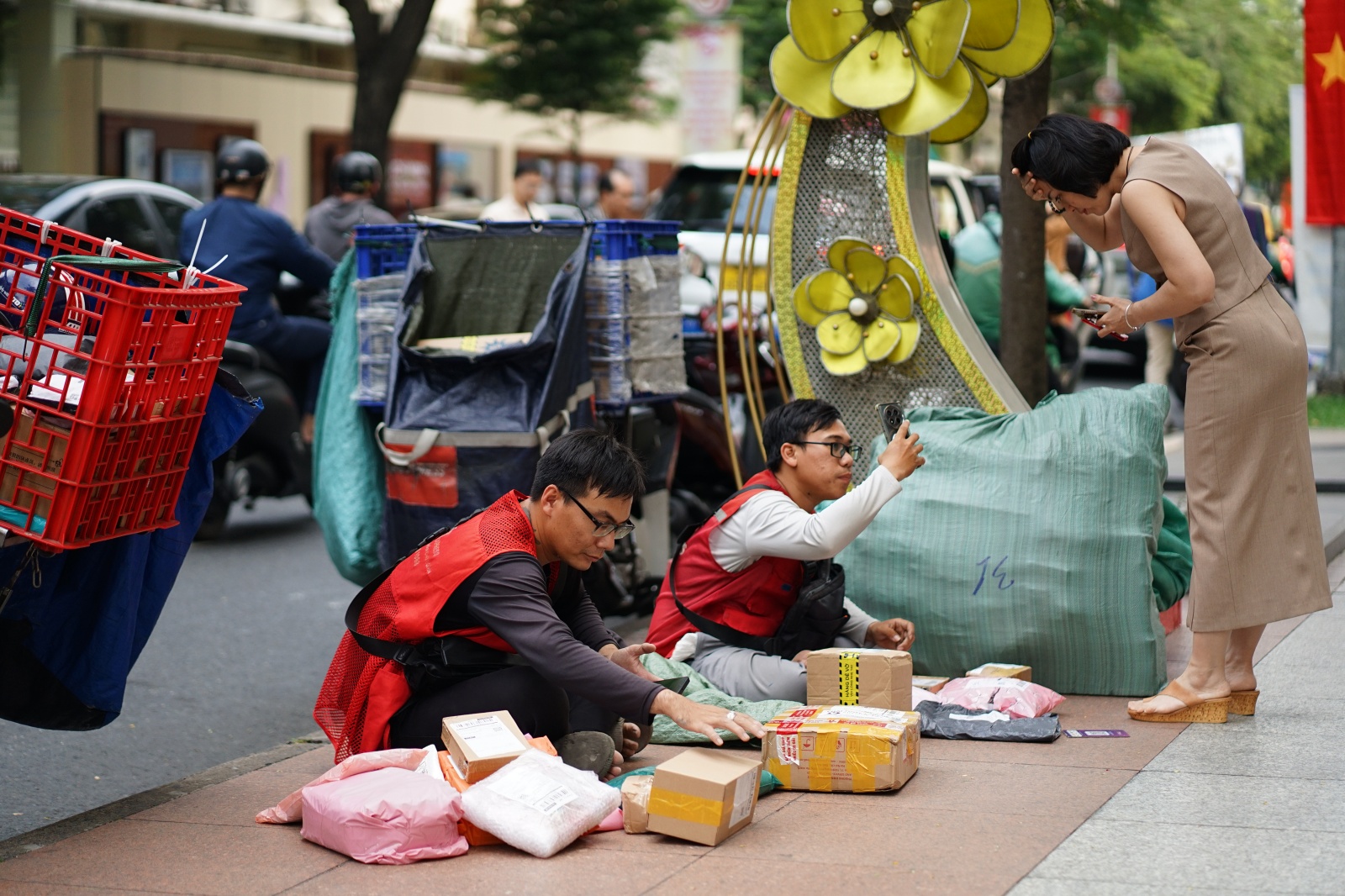 Chỉ ăn 1 bữa, giao 200 - 300 đơn/ngày: Shipper “chạy đua” từng phút trước giờ chốt sổ cuối năm - Ảnh 1