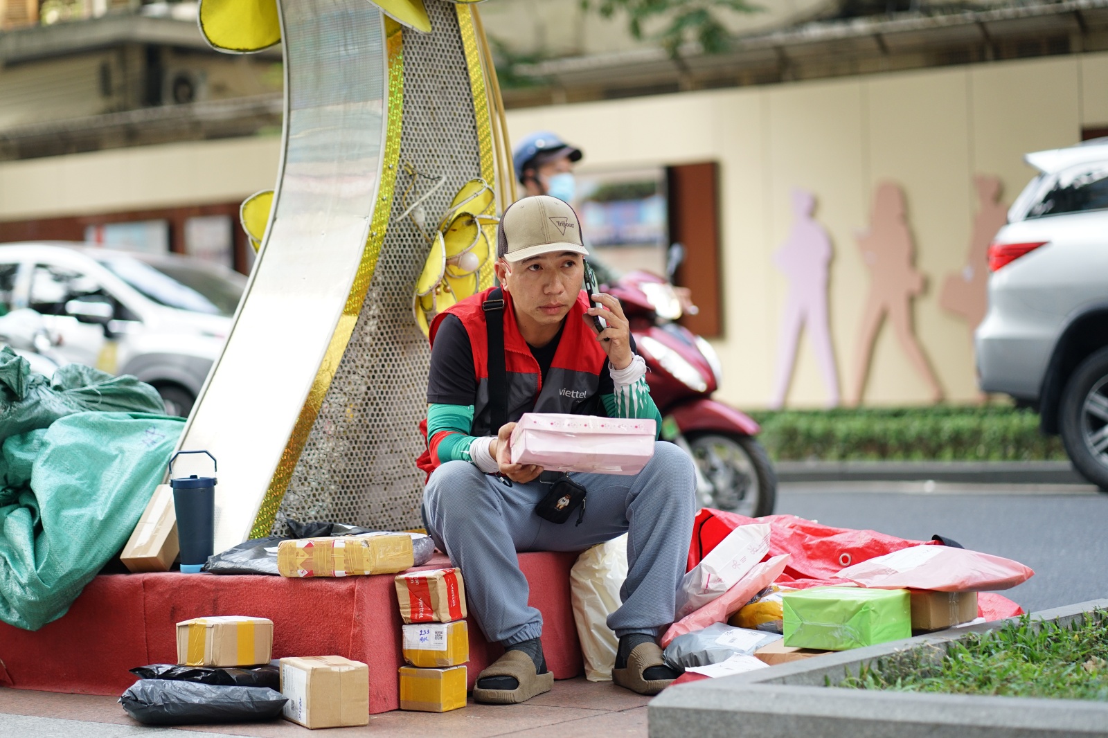 Chỉ ăn 1 bữa, giao 200 - 300 đơn/ngày: Shipper “chạy đua” từng phút trước giờ chốt sổ cuối năm - Ảnh 4