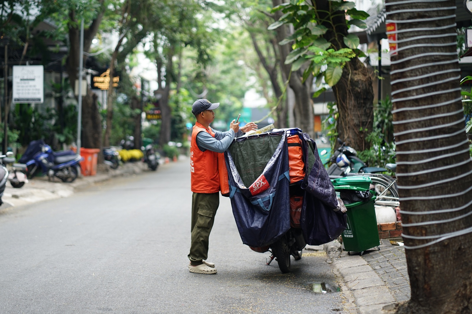 Chỉ ăn 1 bữa, giao 200 - 300 đơn/ngày: Shipper “chạy đua” từng phút trước giờ chốt sổ cuối năm - Ảnh 5