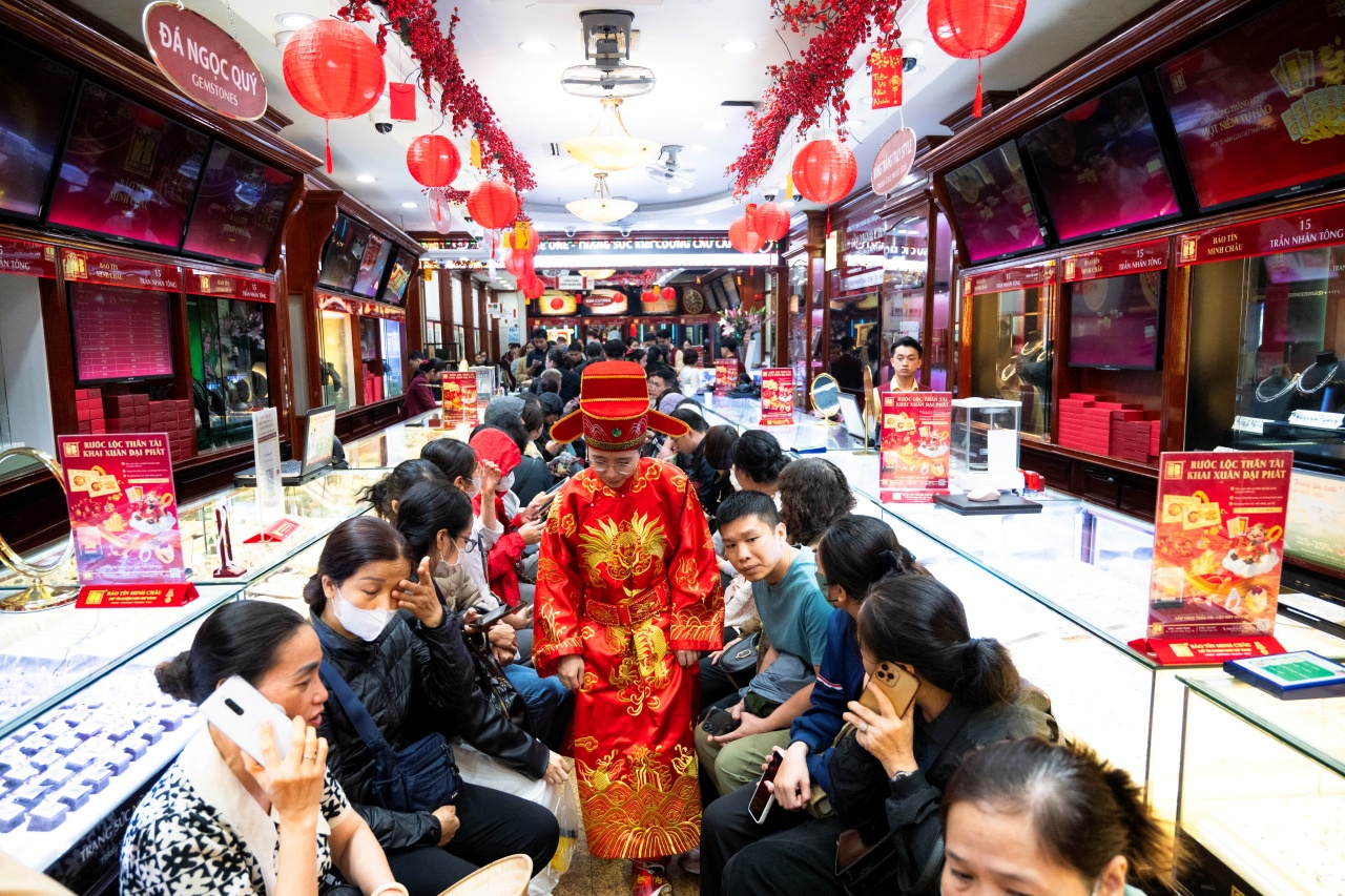 Con phố Hà Nội đông nghẹt chưa từng thấy ngày mùng 8 Tết: Chuyện gì đang xảy ra? - Ảnh 6