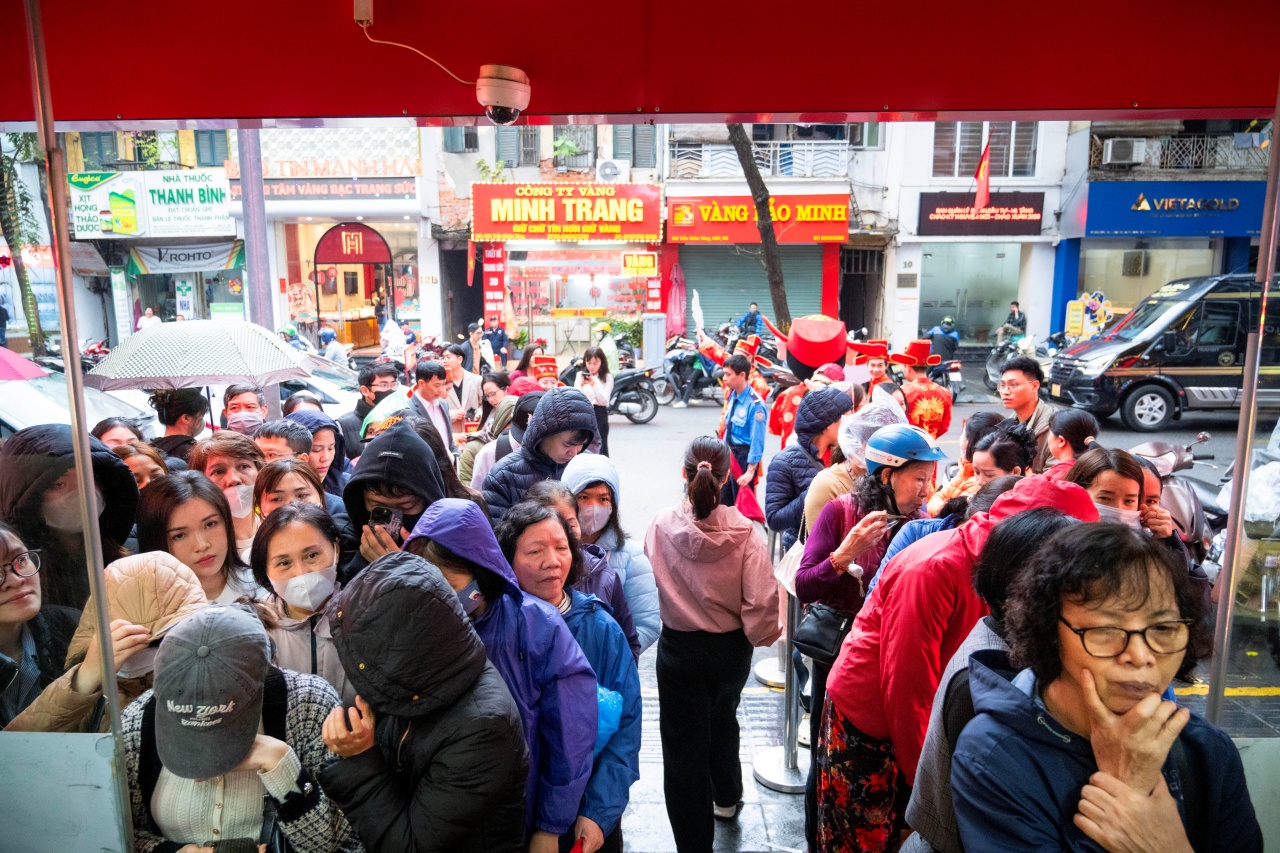 Con phố Hà Nội đông nghẹt chưa từng thấy ngày mùng 8 Tết: Chuyện gì đang xảy ra? - Ảnh 3