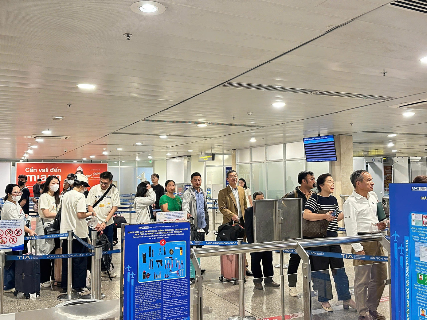 Dòng người nghỉ Tết bắt đầu đổ về sân bay Tân Sơn Nhất - Ảnh 9
