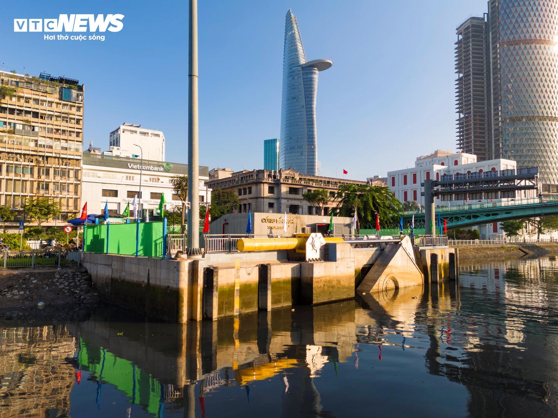 Bên trong cống ngăn triều của dự án 10.000 tỷ ở TP.HCM - Ảnh 1