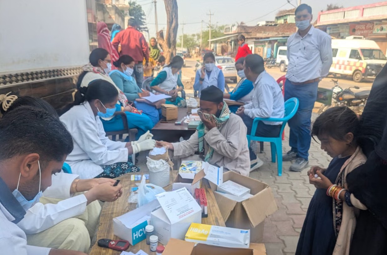 Ấn Độ lập trại y tế dã chiến, xét nghiệm diện rộng sau khi 7 trẻ tử vong liên tiếp chỉ sau 48 giờ phát bệnh - Ảnh 4