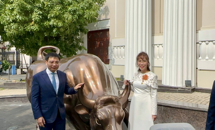 Tỉ phú Nguyễn Thị Phương Thảo xuất hiện tại lễ đánh cồng khai xuân chứng khoán - Ảnh 3