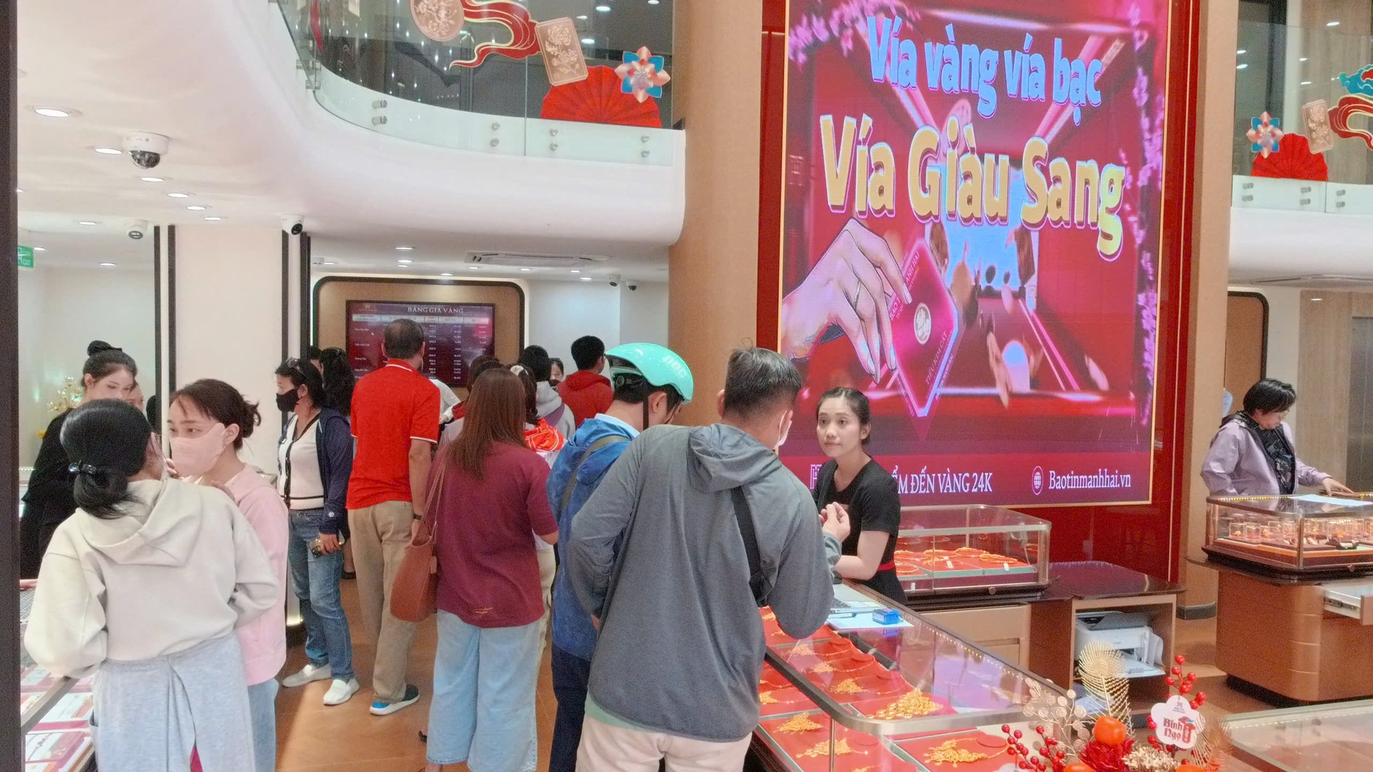 Người dân TPHCM đổ xô mua vàng, bạc, gửi tiết kiệm ngay ngày làm việc đầu năm - Ảnh 4