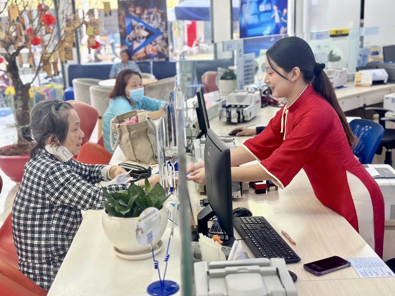 Người dân TPHCM đổ xô mua vàng, bạc, gửi tiết kiệm ngay ngày làm việc đầu năm - Ảnh 5