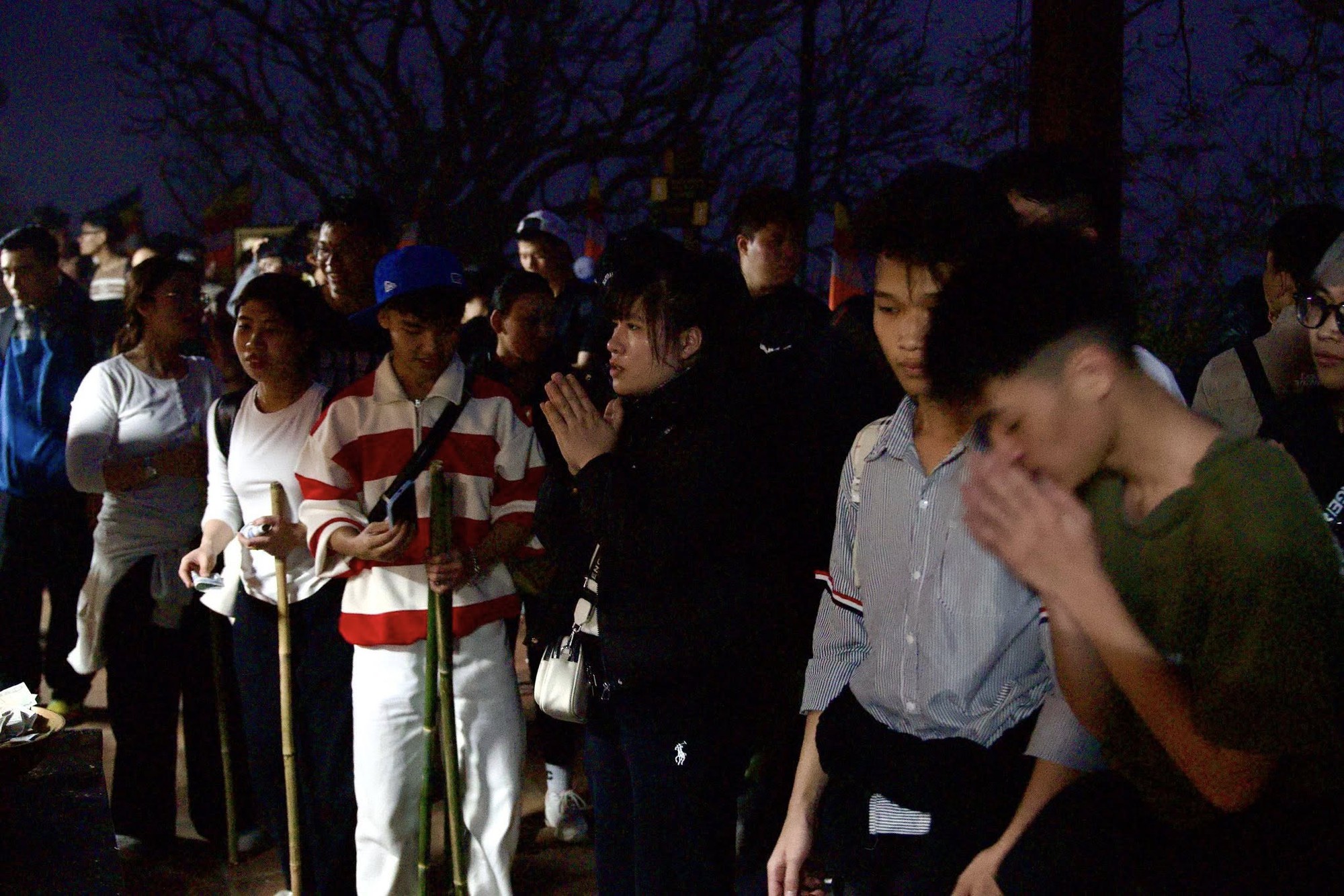 Yên Tử thất thủ, kẹt cứng từ 4h sáng: Du khách đông nghịt, ai cũng cầm 1 chiếc gậy trong tay - Ảnh 4