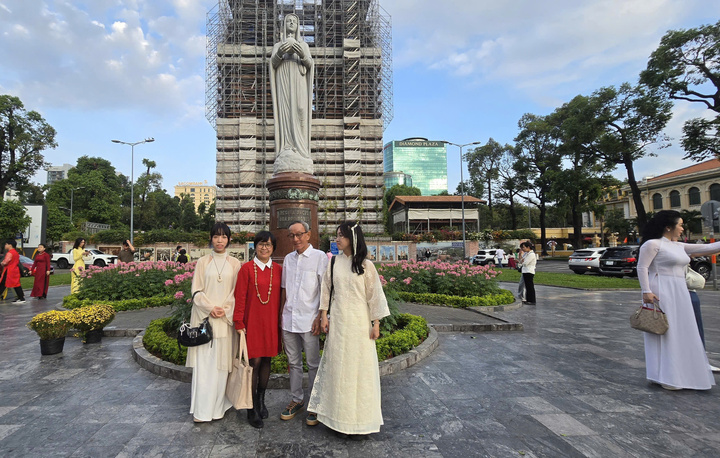 Cảnh vắng lặng hiếm thấy của đường phố Hà Nội, TP.HCM sáng mùng 1 Tết - Ảnh 8