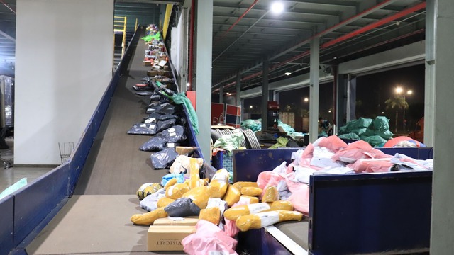 Bên trong một trung tâm giao nhận ngày giáp Tết: nhân viên 'bơi' trong biển hàng hóa, băng chuyền phân loại tự động hàng hóa tốc độ 2 mili giây - Ảnh 1