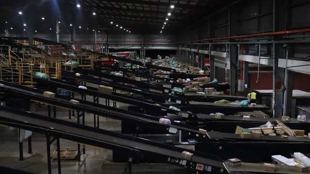 Bên trong một trung tâm giao nhận ngày giáp Tết: nhân viên 'bơi' trong biển hàng hóa, băng chuyền phân loại tự động hàng hóa tốc độ 2 mili giây - Ảnh 2