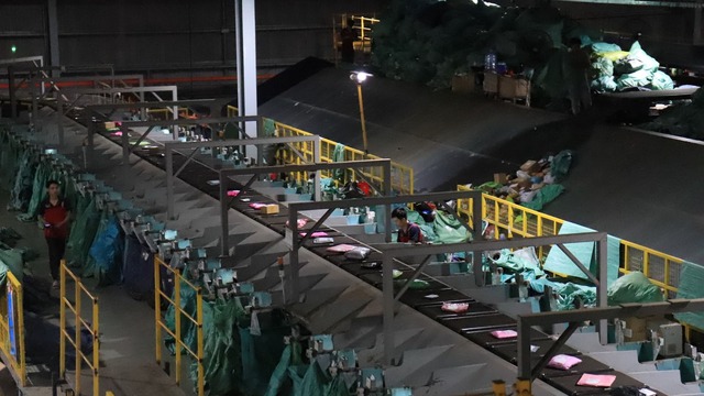 Bên trong một trung tâm giao nhận ngày giáp Tết: nhân viên 'bơi' trong biển hàng hóa, băng chuyền phân loại tự động hàng hóa tốc độ 2 mili giây - Ảnh 4