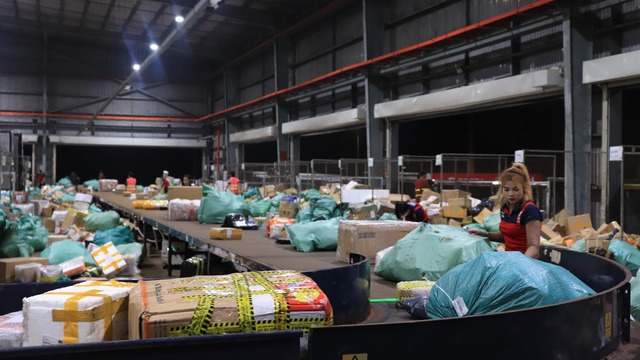 Bên trong một trung tâm giao nhận ngày giáp Tết: nhân viên 'bơi' trong biển hàng hóa, băng chuyền phân loại tự động hàng hóa tốc độ 2 mili giây - Ảnh 6