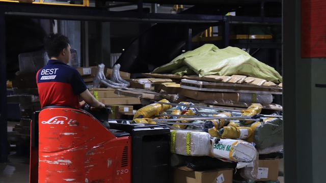 Bên trong một trung tâm giao nhận ngày giáp Tết: nhân viên 'bơi' trong biển hàng hóa, băng chuyền phân loại tự động hàng hóa tốc độ 2 mili giây - Ảnh 7