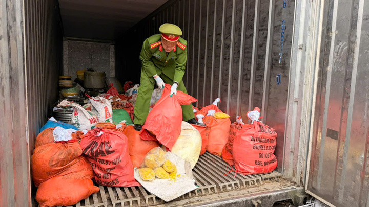 Trộn chất gây ung thư vào gần 2 tấn riềng xay bán ra chợ ở Bắc Ninh - Ảnh 1