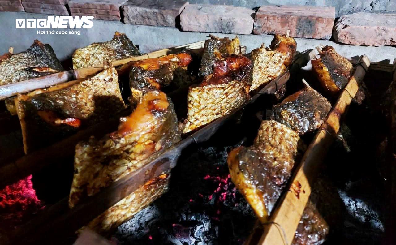 Người Hưng Yên tất bật chế biến đặc sản cá nướng Thái Xuyên phục vụ dịp Tết - Ảnh 2