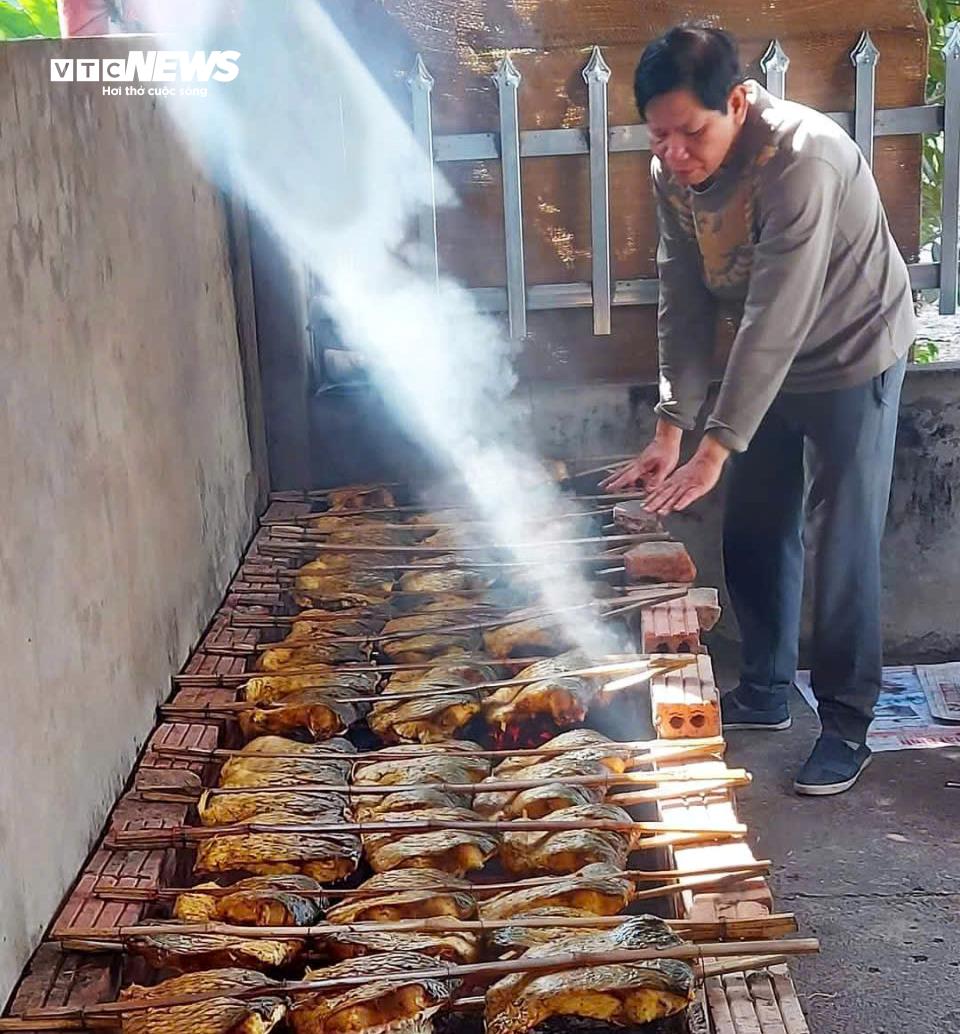 Người Hưng Yên tất bật chế biến đặc sản cá nướng Thái Xuyên phục vụ dịp Tết - Ảnh 1