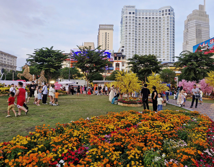 Cách TP.HCM 'đánh thức' những khu đất vàng bị 'quây tôn' giữa lòng đô thị - Ảnh 7