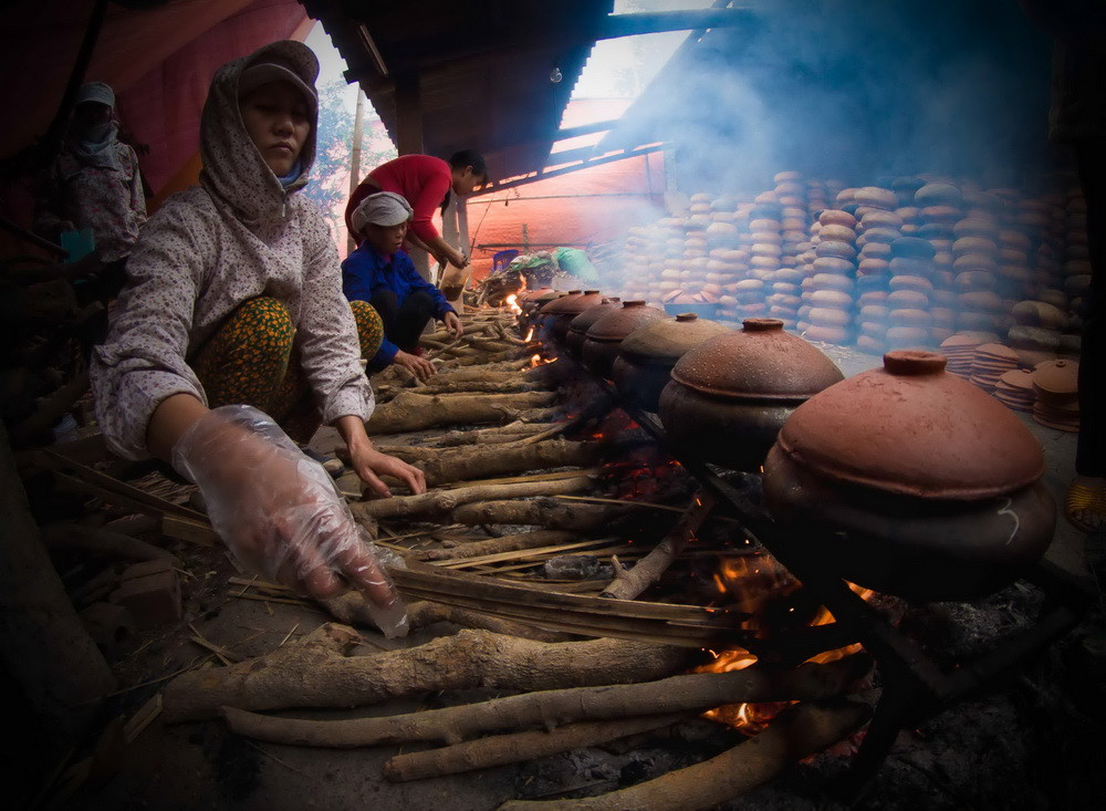 Cảnh tượng ngay lúc này tại một ngôi làng nằm ven sông Hồng: Nghi ngút khói cả ngày lẫn đêm - Ảnh 3