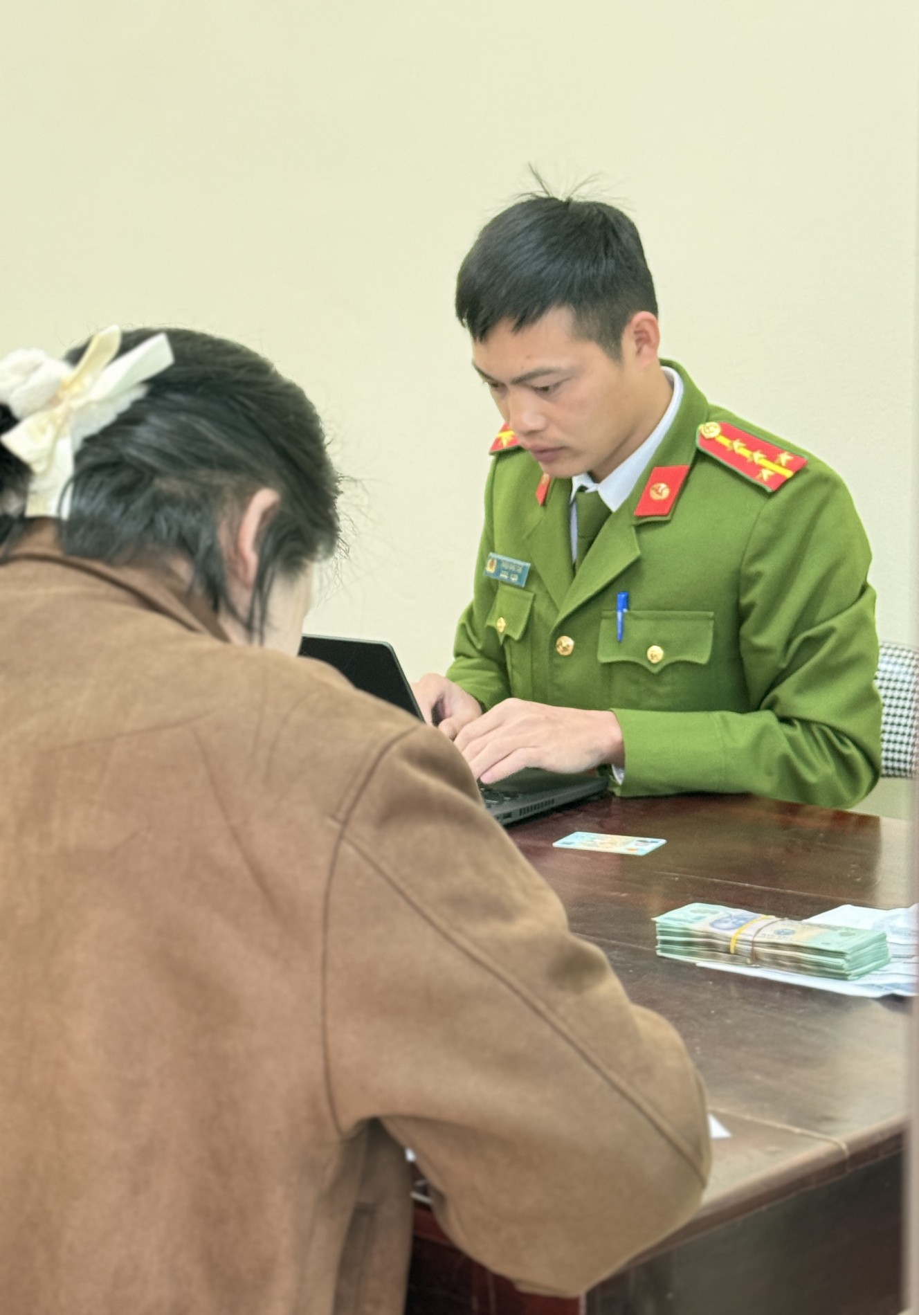 Nhận 94,7 triệu đồng từ tài khoản lạ, người phụ nữ âm thầm rút sạch tiền mang về nhà, 3 tháng sau công an mời làm việc - Ảnh 1