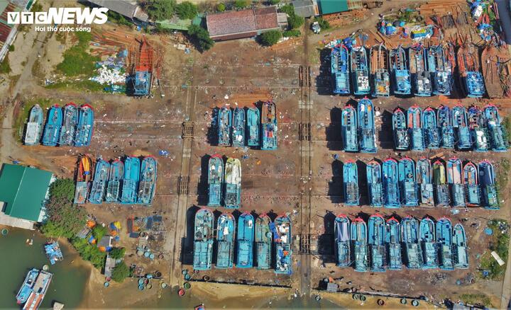 Cận cảnh cảng cá lớn nhất Gia Lai cần nạo vét khẩn cấp sau cơn lũ lịch sử - Ảnh 7