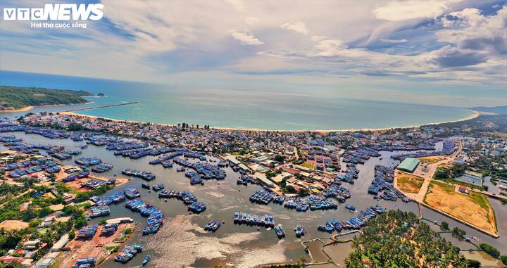 Cận cảnh cảng cá lớn nhất Gia Lai cần nạo vét khẩn cấp sau cơn lũ lịch sử - Ảnh 1