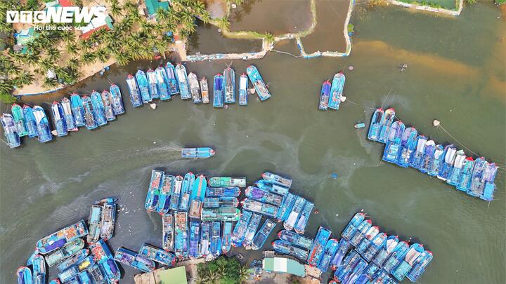 Cận cảnh cảng cá lớn nhất Gia Lai cần nạo vét khẩn cấp sau cơn lũ lịch sử - Ảnh 12