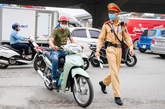 Sử dụng giấy tờ xe không chính chủ bị phạt thế nào khi vi phạm giao thông? - Ảnh 1