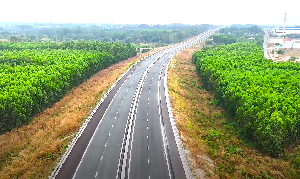 Cận cảnh cao tốc kết nối TPHCM với Đồng Nai sẽ thông xe trước Tết Nguyên đán - Ảnh 4