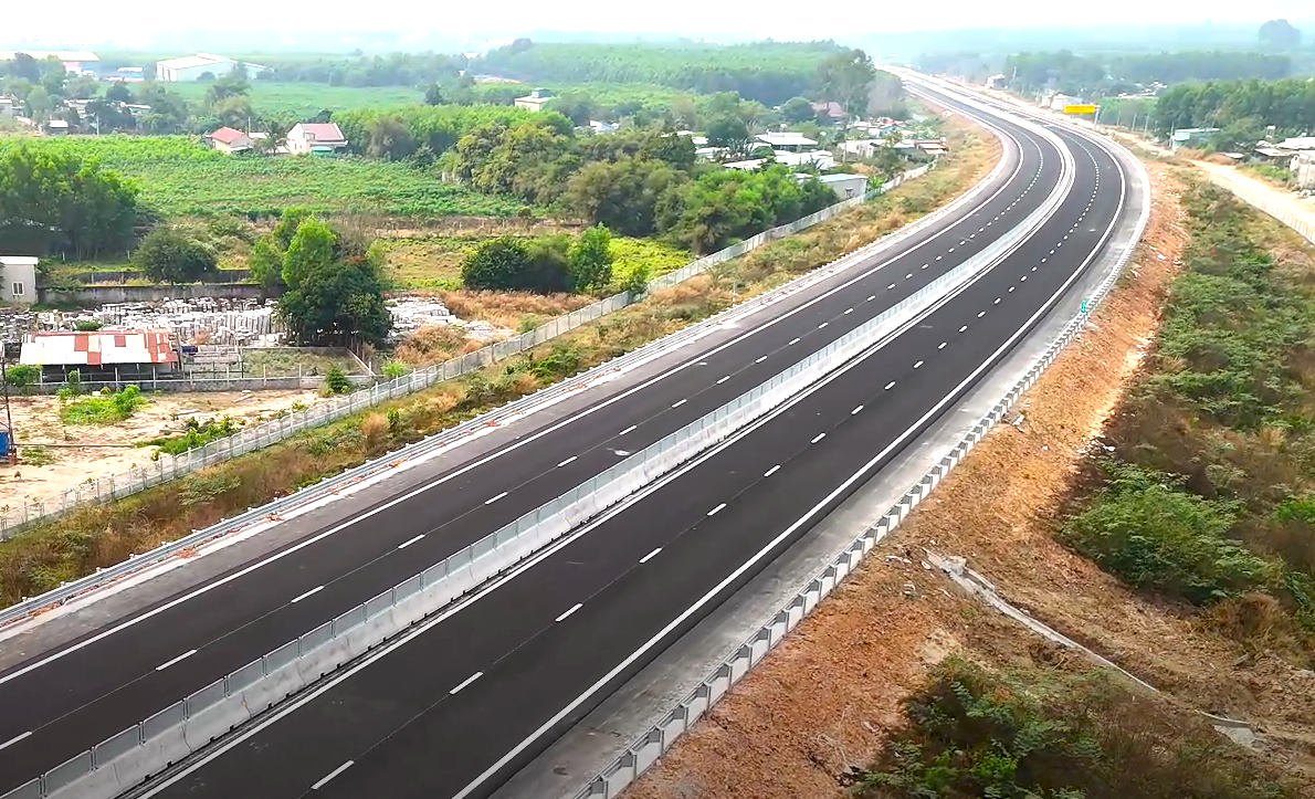 Cận cảnh cao tốc kết nối TPHCM với Đồng Nai sẽ thông xe trước Tết Nguyên đán - Ảnh 6