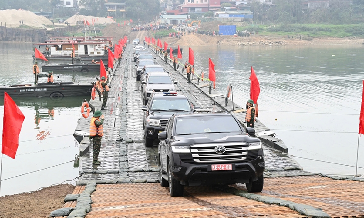 Thủ tướng khen các đơn vị 'thần tốc' hoàn thành cầu phao bắc qua sông Lô - Ảnh 1