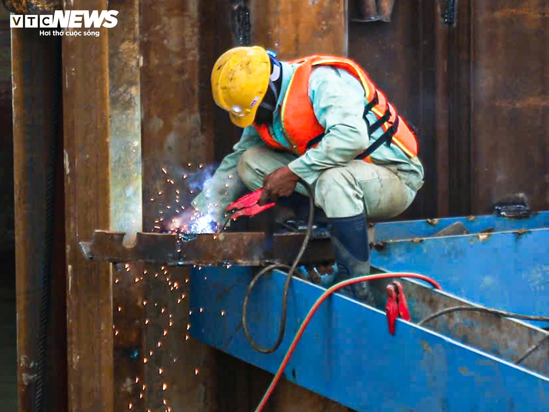 Công nhân, kỹ sư làm việc xuyên Tết tại dự án cầu trọng điểm của Hà Nội - Ảnh 7