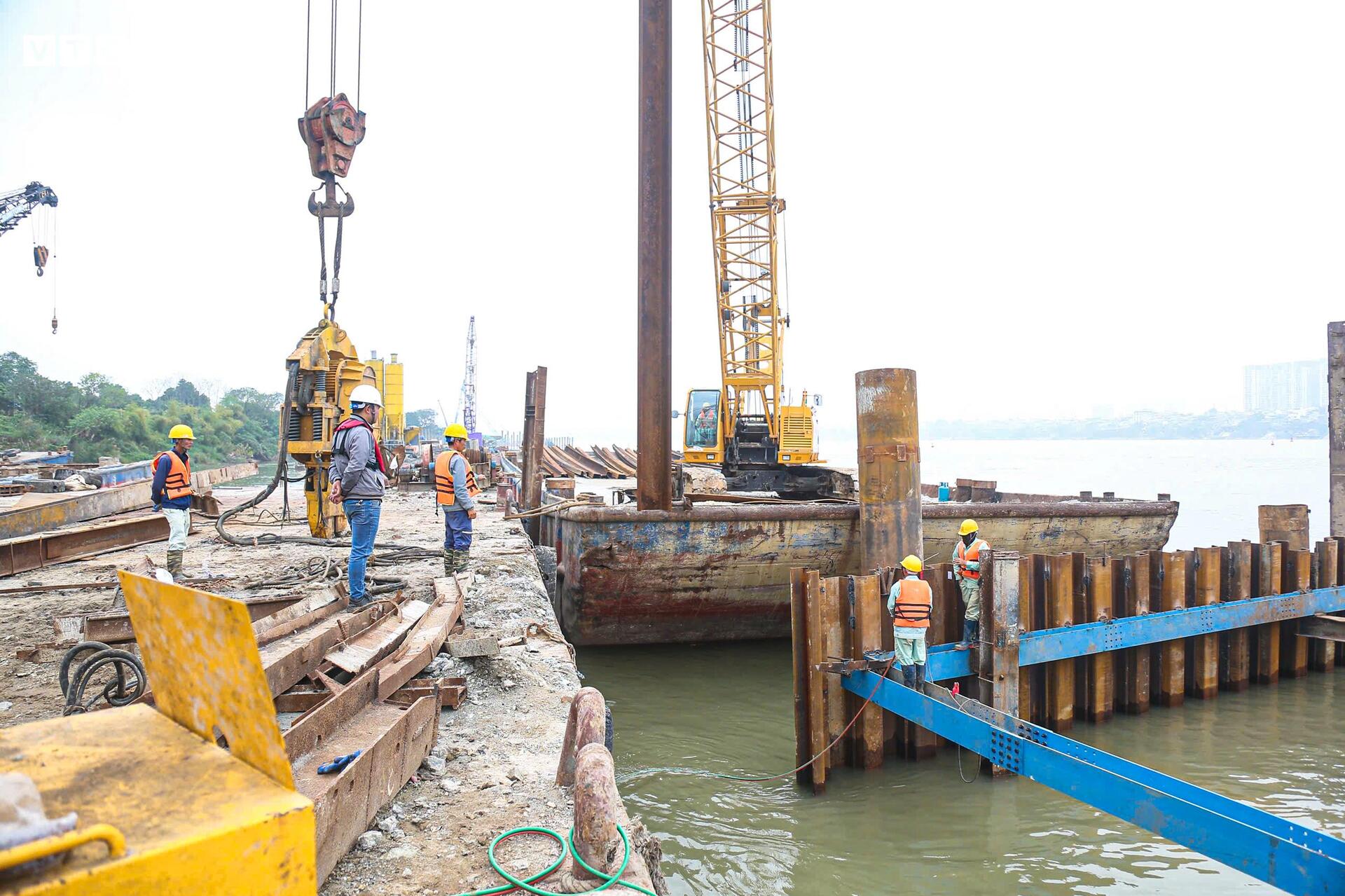 Công nhân, kỹ sư làm việc xuyên Tết tại dự án cầu trọng điểm của Hà Nội - Ảnh 5