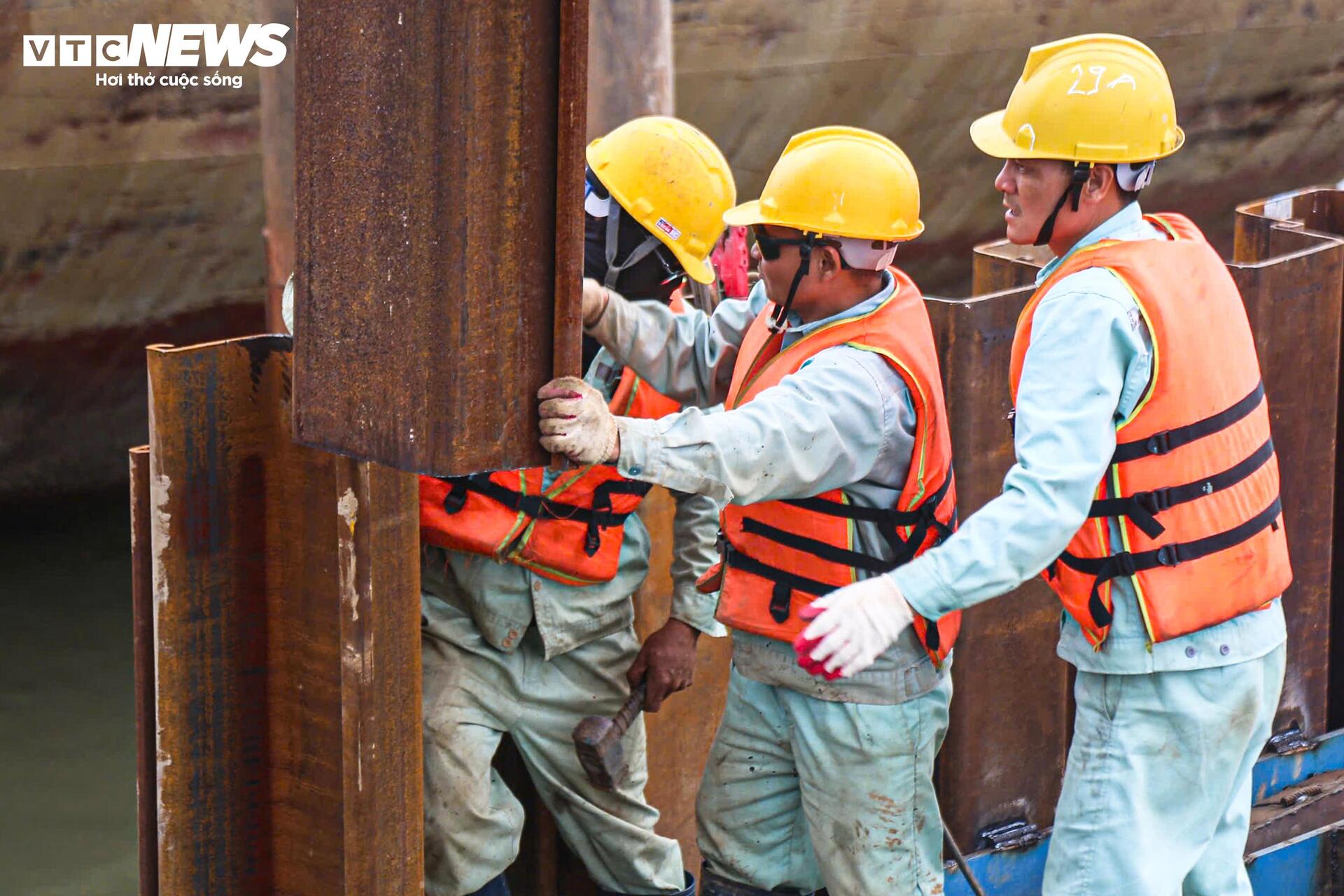 Công nhân, kỹ sư làm việc xuyên Tết tại dự án cầu trọng điểm của Hà Nội - Ảnh 4