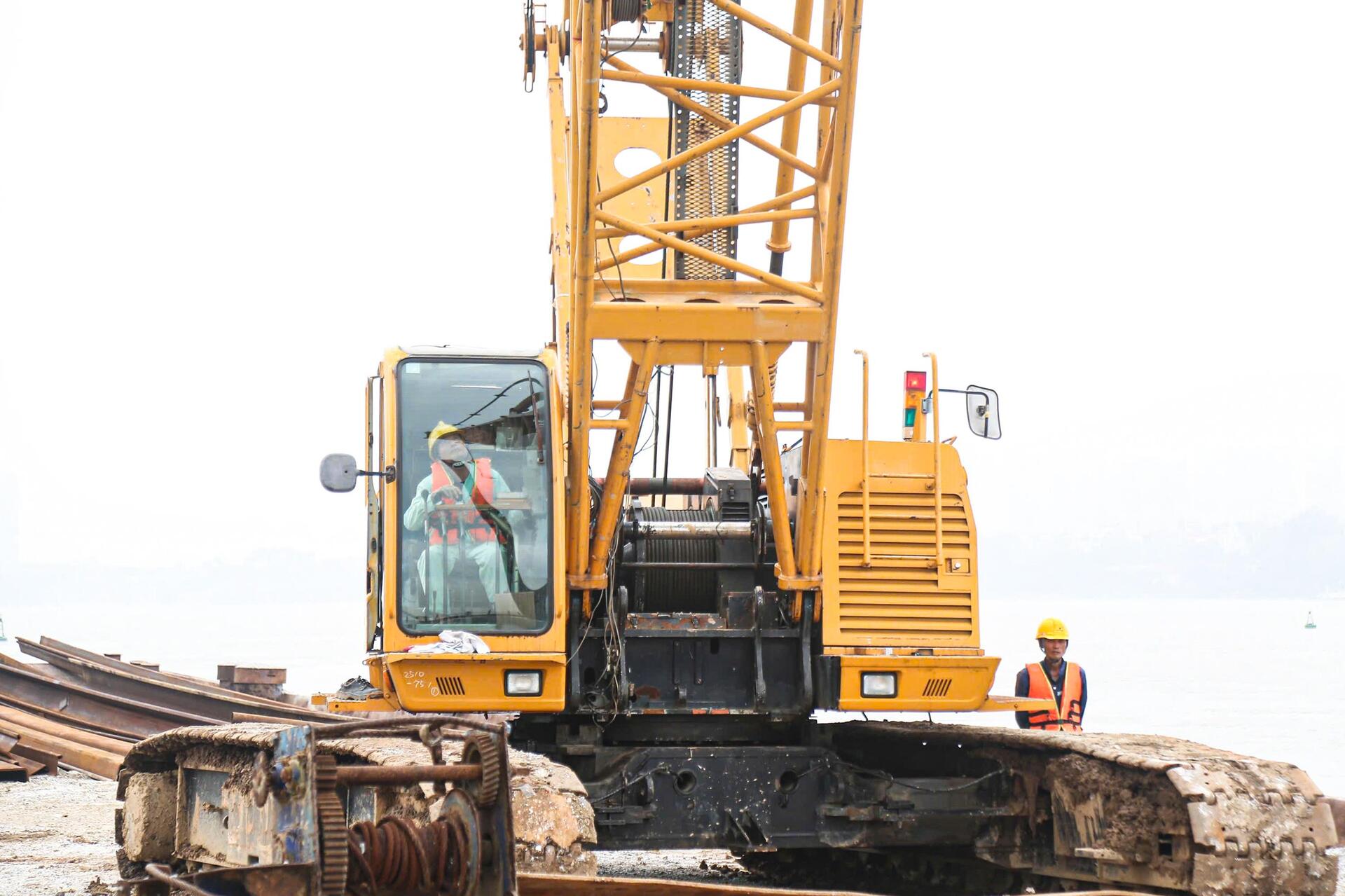 Công nhân, kỹ sư làm việc xuyên Tết tại dự án cầu trọng điểm của Hà Nội - Ảnh 8