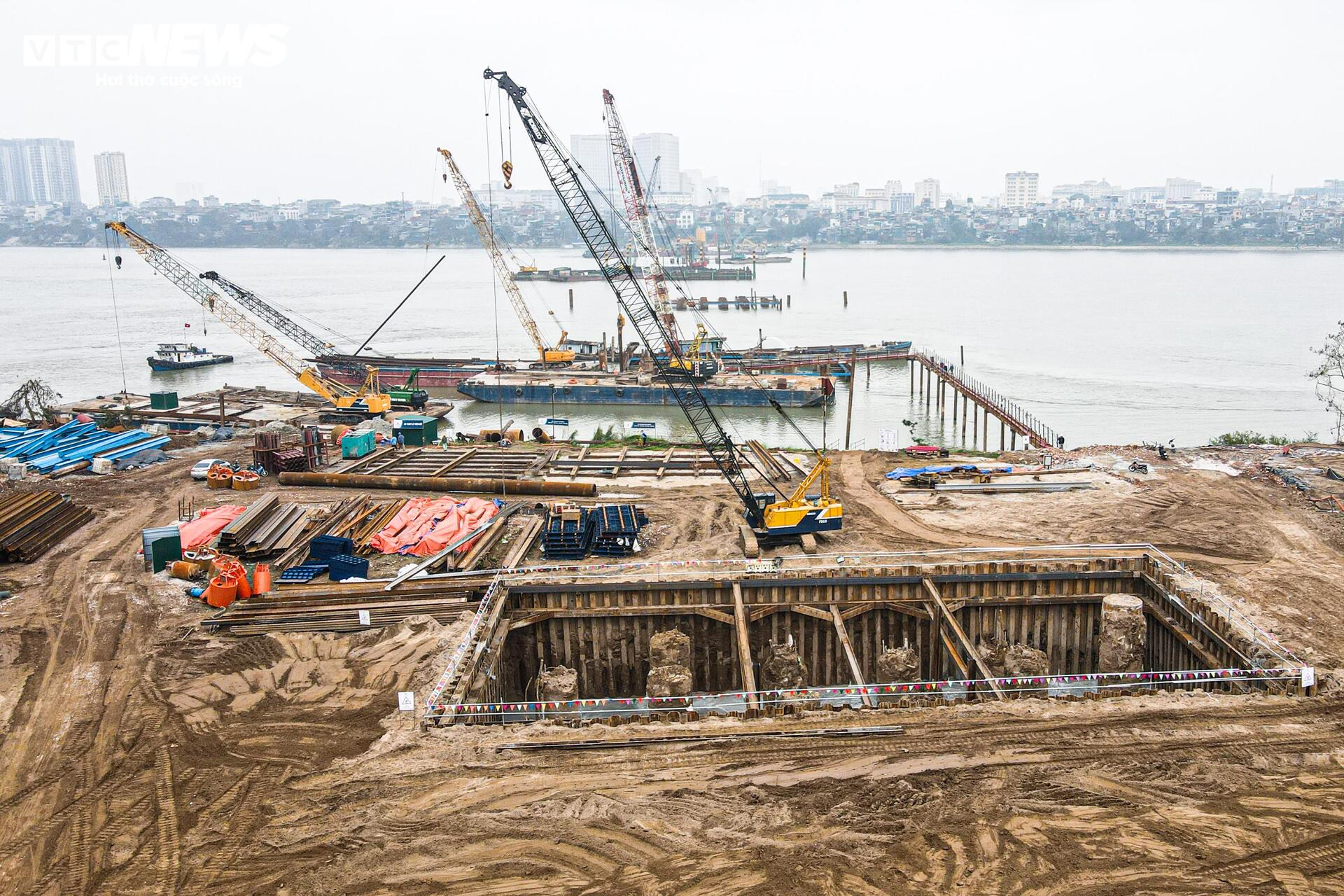 Công nhân, kỹ sư làm việc xuyên Tết tại dự án cầu trọng điểm của Hà Nội - Ảnh 1