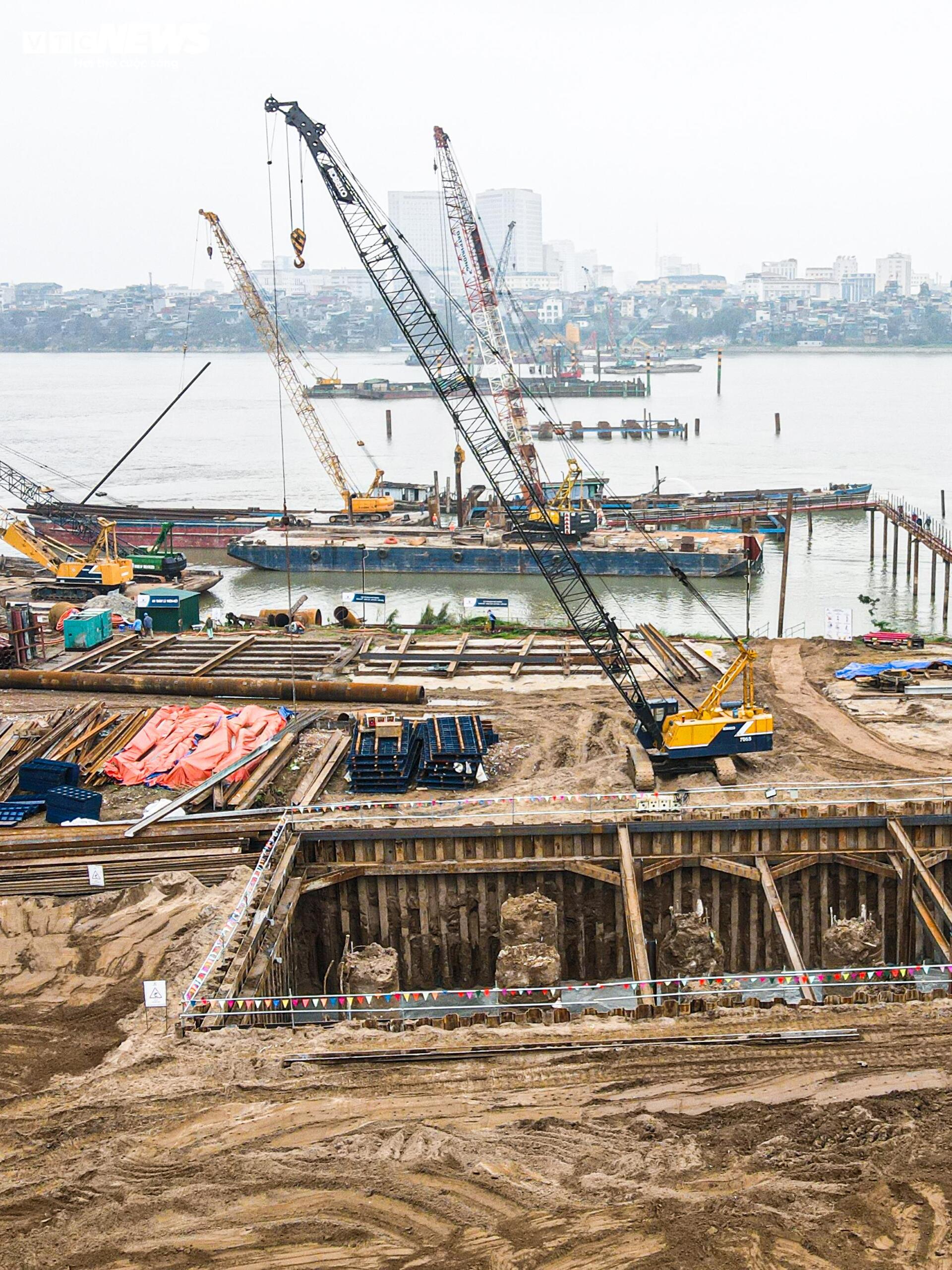 Công nhân, kỹ sư làm việc xuyên Tết tại dự án cầu trọng điểm của Hà Nội - Ảnh 11