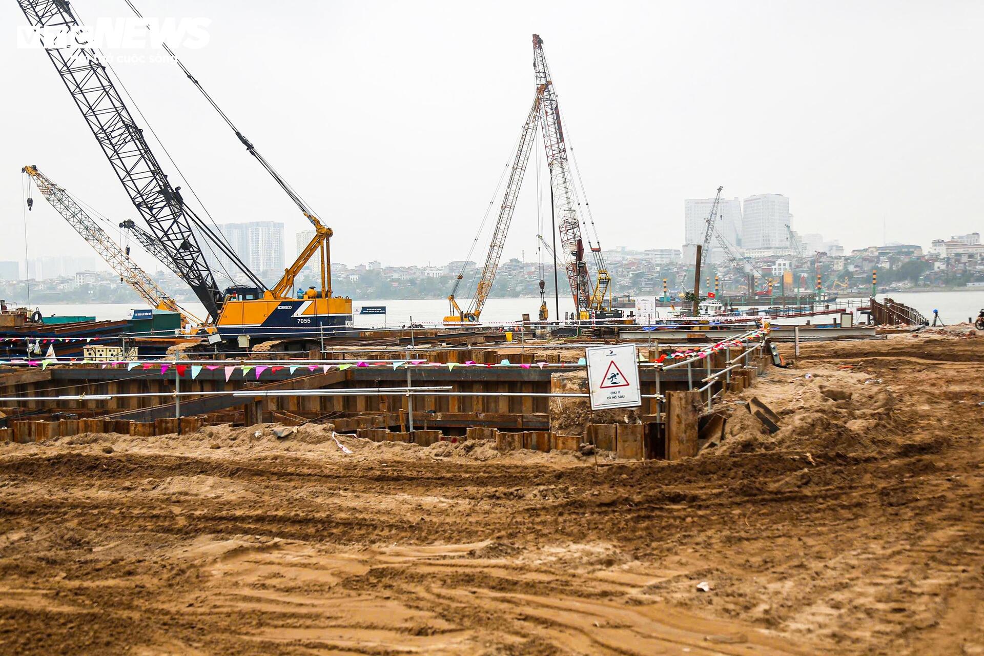 Công nhân, kỹ sư làm việc xuyên Tết tại dự án cầu trọng điểm của Hà Nội - Ảnh 9