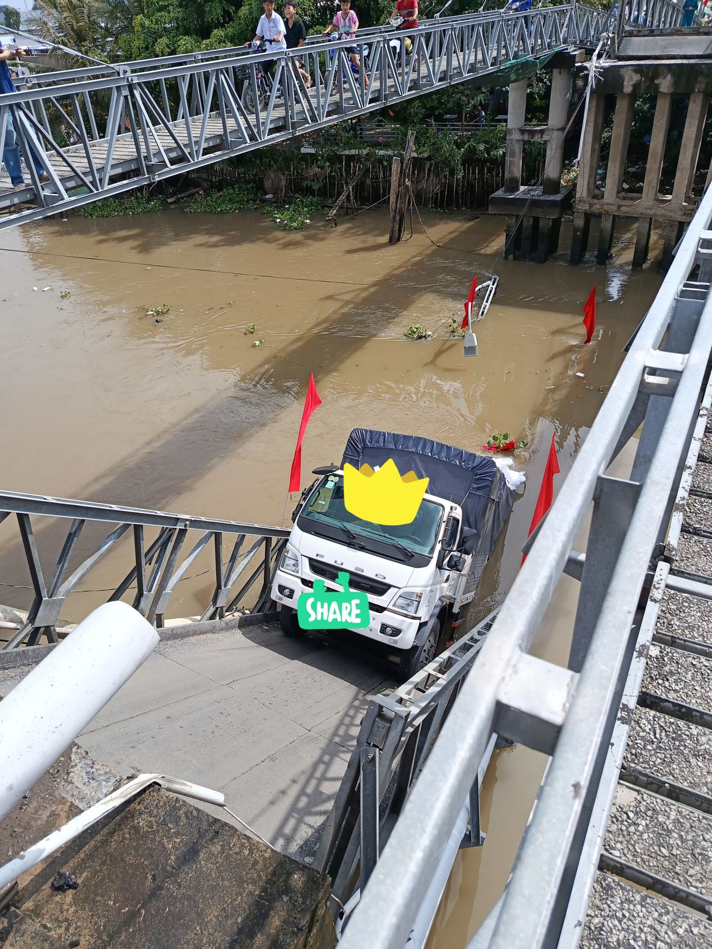Sập cầu ở Cần Thơ, xe chở gạo rơi xuống sông - Ảnh 3