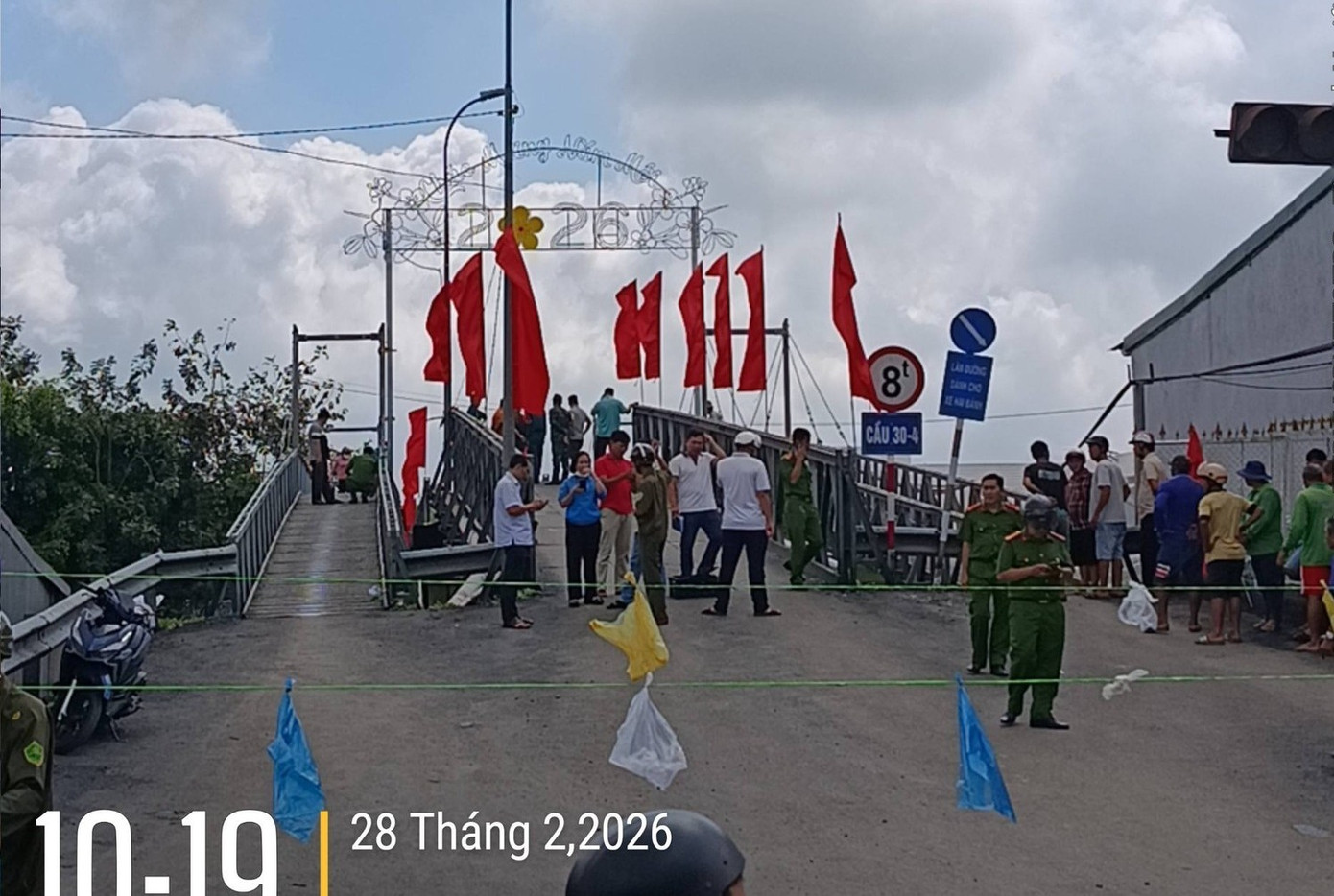 Sập cầu ở Cần Thơ, xe chở gạo rơi xuống sông - Ảnh 4