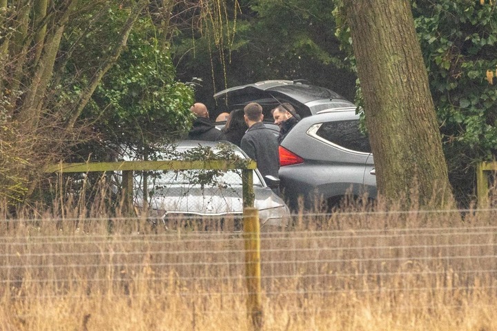 Em trai vua Charles, cựu hoàng tử Anh Andrew bị bắt - Ảnh 1