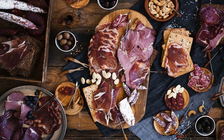 Vì sao người châu Âu thích các món thịt hun khói? - Ảnh 1